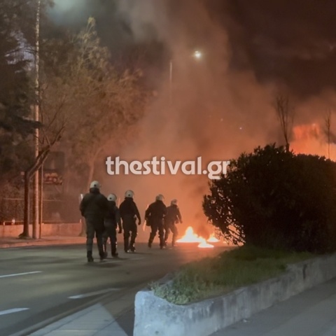 Θεσσαλονίκη: Κουκουλοφόροι έστησαν οδοφράγματα και άναψαν φωτιές