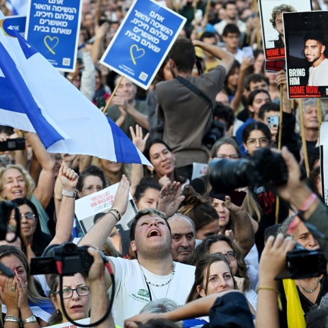 Πλήθος κόσμου στους δρόμους για την απελευθέρωση ομήρων