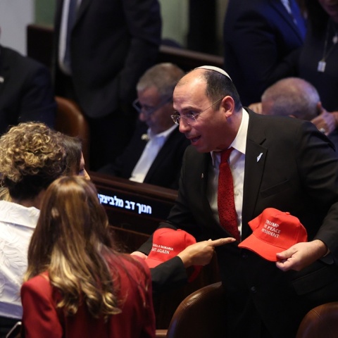 Καπελάκια για τον Ντόναλντ Τραμπ στο Κνεσέτ