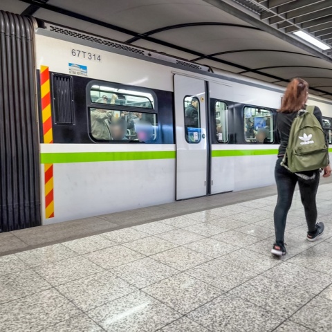 Συρμός μέσα σε σταθμό του μετρό