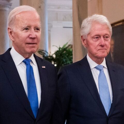 Μπάιντεν και Κλίντον επαινούν τον Τραμπ για τη συμφωνία ειρήνης στη Γάζα, εκφράζοντας ευγνωμοσύνη για την απελευθέρωση ομήρων και την κατάπαυση πυρός.