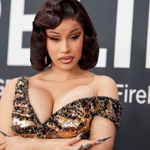 Η ράπερ Cardi B έδωσε αποστομωτική απάντηση σε θαυμαστή που τη ρώτησε γιατί «μένει συνέχεια έγκυος», προκαλώντας viral αντιδράσεις.