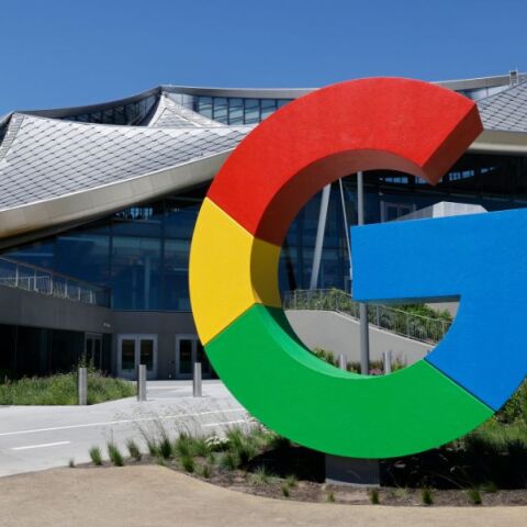 Η Google επενδύει 15 δισ. δολάρια για τη δημιουργία κέντρου δεδομένων τεχνητής νοημοσύνης στην Ινδία, ενισχύοντας την τεχνολογική της παρουσία εκτός ΗΠΑ.