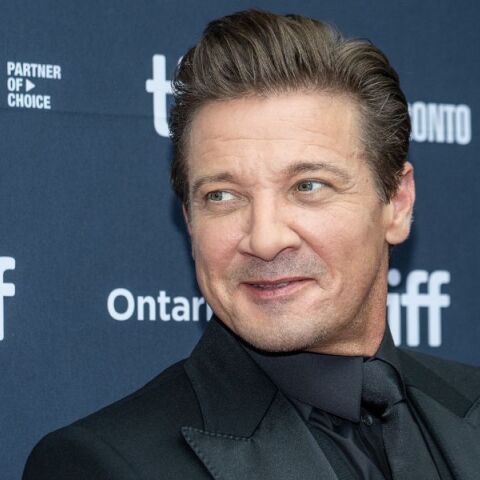 Ο Τζέρεμι Ρένερ αφηγείται το «Stardust Future: Stars and Scars», την πρώτη μεγάλου μήκους animation ταινία που δημιουργήθηκε εξ ολοκλήρου με τεχνητή νοημοσύνη.