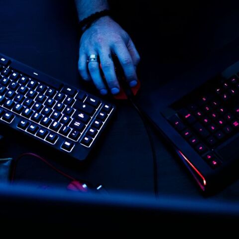 Το κακόβουλο λογισμικό Stealerium καταγράφει δεδομένα από κάμερες χρηστών και τα χρησιμοποιεί για εκβιασμούς - Ειδικοί προειδοποιούν για επιθέσεις sextortion 