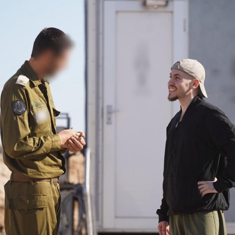 Όμηρος μετά την απελευθέρωσή του από τη Χαμάς