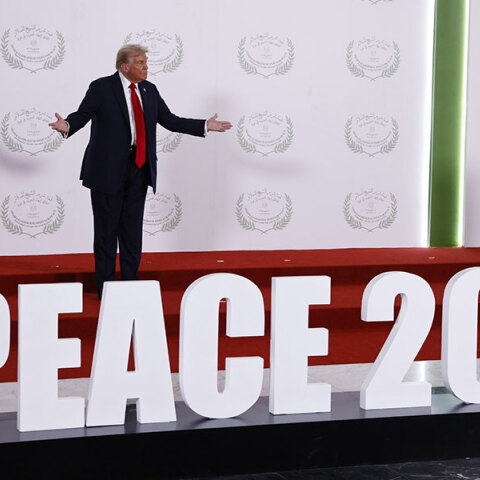 Ο Ντόναλντ Τραμπ στη Σύνοδο για τη Γάζα © EPA/YOAN VALAT / POOL