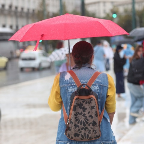 Γυναίκα με ομπρέλα 