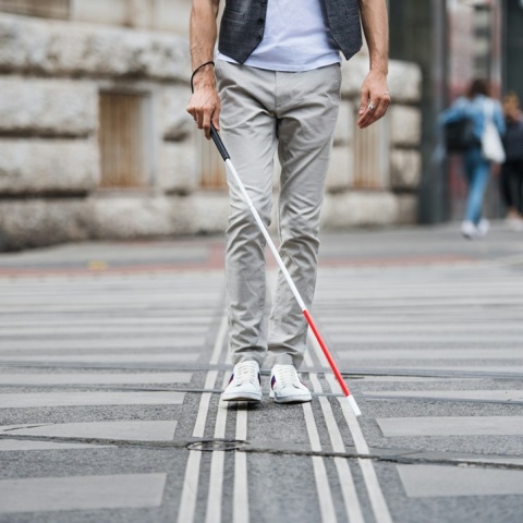 Άτομο με λευκό μπαστούνι