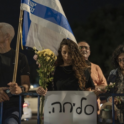 Πολίτες με λολούδια στα χέρια υποδέχονται τις σορούς των νεκρών ομήρων 