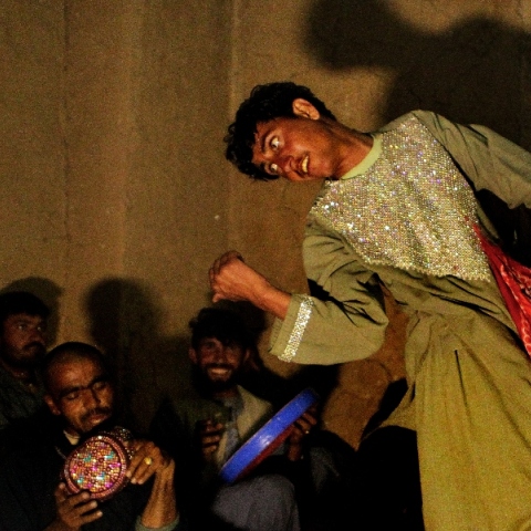 Νεαροί Αφγανοί ενσαρκώνουν το έθιμο του Bacha Bazi 