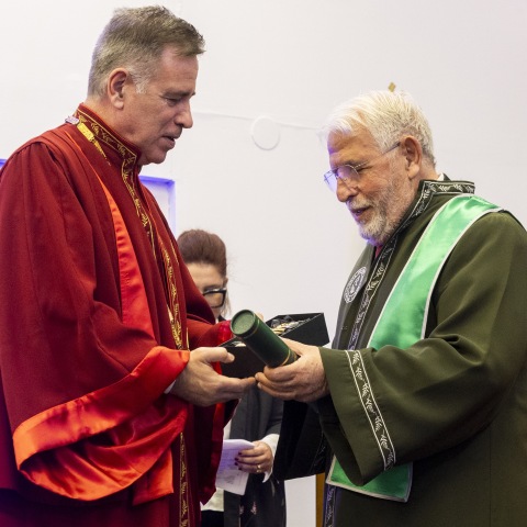 Επίτιμος διδάκτορας του Τμήματος Βιοϊατρικών Επιστημών του ΔΙ.ΠΑ.Ε. ο δρ Γεώργιος Β. Αποστολόπουλος