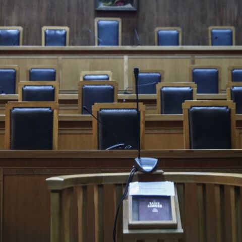 Θεσσαλονίκη: Αθωώθηκαν ένας ένορκος και μία μάρτυρας που συνελήφθησαν να φωτογραφίζουν και βιντεοσκοπούν με κινητό μέσα στις δικαστικές αίθουσες.