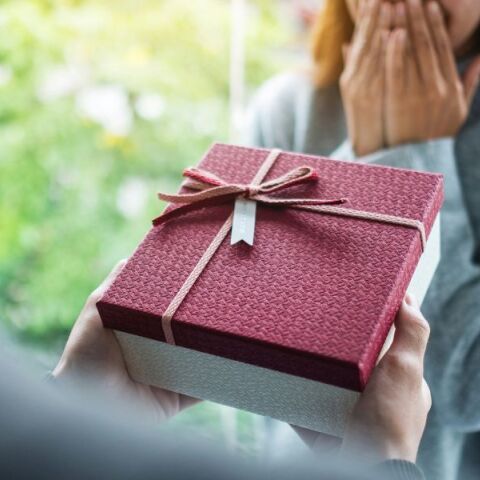 Ποιοι γιορτάζουν σήμερα 19 Οκτωβρίου 2025; Το εορτολόγιο της Athens Voice σου τους θυμίζει. Μην ξεχάσεις να τους δώσεις τις καλύτερες ευχές σου!