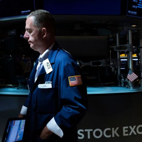 Οι αγορές παγκοσμίως κατέγραψαν πτώση μετά τις αποκαλύψεις για ζημιογόνες δανειακές εκθέσεις τραπεζών των ΗΠΑ - Οι επενδυτές στρέφονται στον χρυσό.