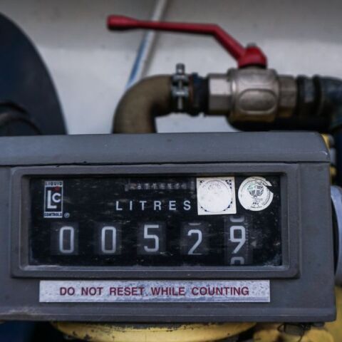 Πέφτουν οι τιμές σε πετρέλαιο θέρμανσης και βενζίνη, σταθερό το ρεύμα - Οι αναλυτές βλέπουν προϋποθέσεις για περαιτέρω αποκλιμάκωση.