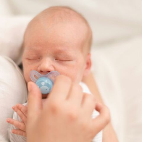 Χημική ουσία που συνδέεται με χαμηλό αριθμό σπερματοζωαρίων, παχυσαρκία και καρκίνο εντοπίστηκε σε πιπίλες βρεφών - Τι απαντούν οι εταιρίες. 