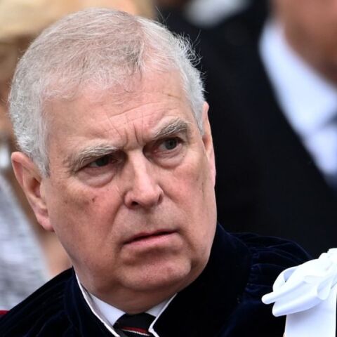 Ο πρίγκιπας Άντριου αποποιείται τους τίτλους του μετά από πιέσεις για τα σκάνδαλα Έπσταϊν - Επιμένει στην αθωότητά του και αποσύρεται από τη δημόσια ζωή.