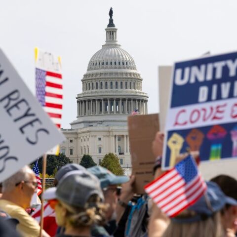 ΗΠΑ: Εκατομμύρια Αμερικανοί διαδηλώνουν σε όλες τις πολιτείες με το σύνθημα «Όχι βασιλιάδες», καταγγέλλοντας τον αυταρχισμό του Ντόναλντ Τραμπ.