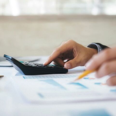 Προϋπολογισμός 2026: Φέρνει φοροελαφρύνσεις και επιδόματα που μειώνουν τη φτώχεια, ενισχύοντας μεσαία τάξη, ηλικιωμένους και πολύτεκνες οικογένειες.