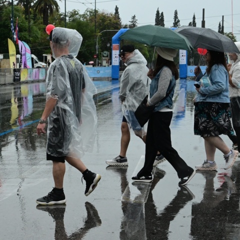 Πολίτες με ομπρέλες στο κέντρο της Αθήνας