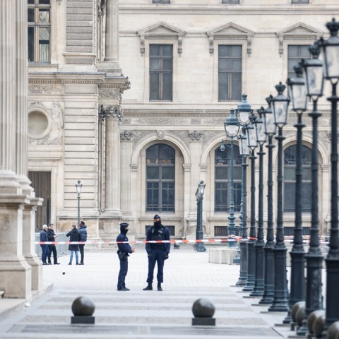 Αστυνομικές δυνάμεις πέριξ του Μουσείου του Λούβρου