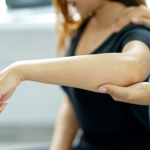 Άτομο που εξετάζεται από γιατρό και σηκώνει τα χέρια του