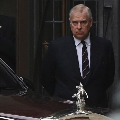 Ο πρίγκιπας Άντριου παραιτήθηκε από τους τίτλους του λόγω του σκανδάλου Έπσταϊν - Τα δεδομένα για το εισόδημά του μετά τη διακοπή των βασιλικών επιχορηγήσεων. 