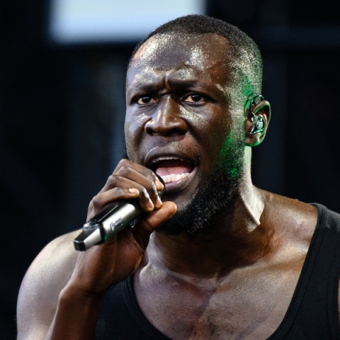 Ο ράπερ Stormzy τιμήθηκε ως επίτιμος εταίρος του Κολλεγίου Jesus στο Πανεπιστήμιο του Κέιμπριτζ για τη φιλανθρωπική και πολιτιστική του δράση.