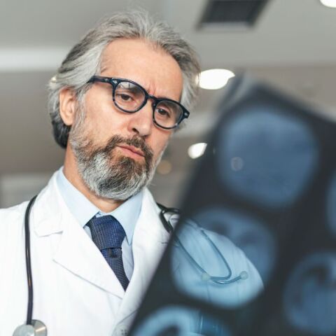 Επιστήμονες αποκαλύπτουν ότι ο εγκέφαλός μας φτάνει στο απόγειο των ικανοτήτων του πολύ αργότερα από ό,τι νομίζαμε - Ακόμη και μετά τα 60.