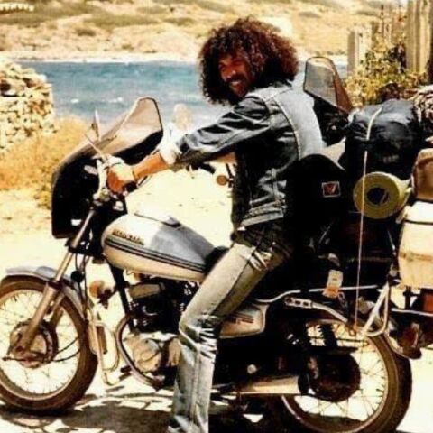 Πέθανε ο Γιώργος Ψωμόπουλος - Μάνατζερ των Magic De Spell και μορφή-κλειδί της ελληνικής ροκ σκηνής, που στήριξε γενιές μουσικών.