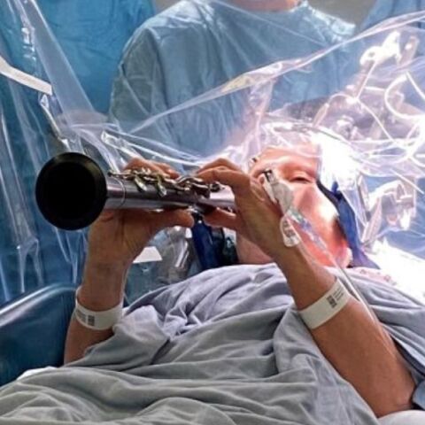 Μια γυναίκα με τη νόσο του Πάρκινσον έπαιζε κλαρινέτο ενώ υποβαλλόταν σε εγχείρηση εγκεφάλου για διέγερση - Πώς εξελίχθηκε η διαδικασία.