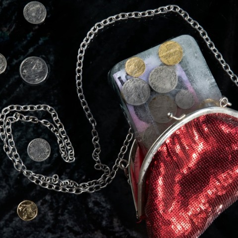 κόκκινο πορτοφόλι με μετρητά 