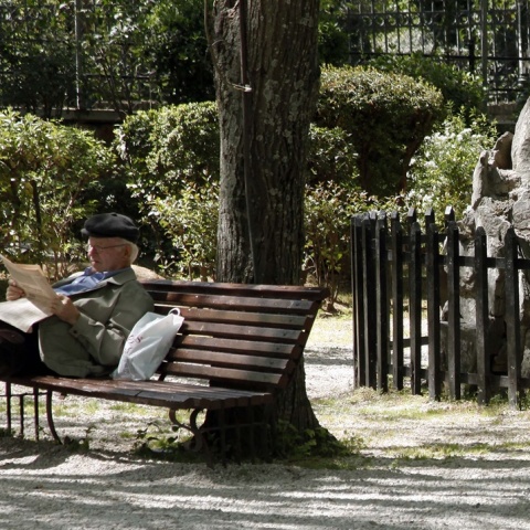Συνταξιούχος σε παγκάκι