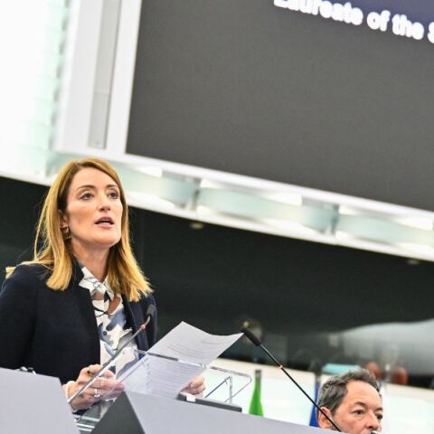 Το Ευρωκοινοβούλιο απονέμει το Βραβείο Ζαχάροφ 2025 στους φυλακισμένους δημοσιογράφους Αντρέι Ποσομπούτ και Μζία Αμαγκλομπέλι.