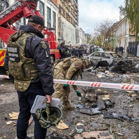 Ουκρανία: Τουλάχιστον επτά νεκροί, ανάμεσά τους δύο παιδιά, από σφοδρές ρωσικές επιθέσεις σε Κίεβο και Χάρκοβο, ώρες μετά την αναβολή συνομιλιών Τραμπ-Πούτιν