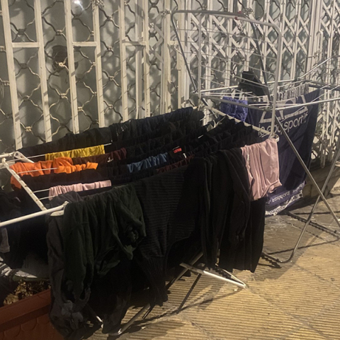 Σε βλέπω να απλώνεις