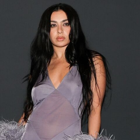 Η Charli XCX βρίσκεται σε συζητήσεις για πρωταγωνιστικό ρόλο στο σκηνοθετικό ντεμπούτο της Ντακότα Τζόνσον, «A Tree Is Blue» - Στο καστ και η Τζέσικα Άλμπα.