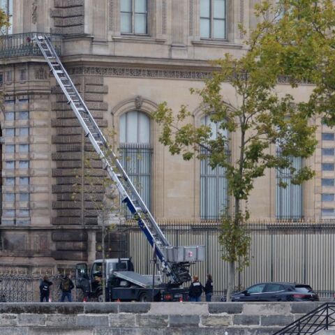 Η γερμανική Böcker μετέτρεψε τον ανελκυστήρα που χρησιμοποιήθηκε στη ληστεία του Λούβρου σε διαφημιστικό όπλο, με σλόγκαν «Όταν πρέπει να κινηθείς γρήγορα» 