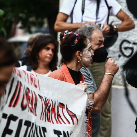 Βίντεο: Επεισόδια στο Μεταξουργείο στη διαμαρτυρία εκπαιδευτικών και γονέων για συγχωνεύσεις σχολείων - Χρήση χημικών από την αστυνομία.