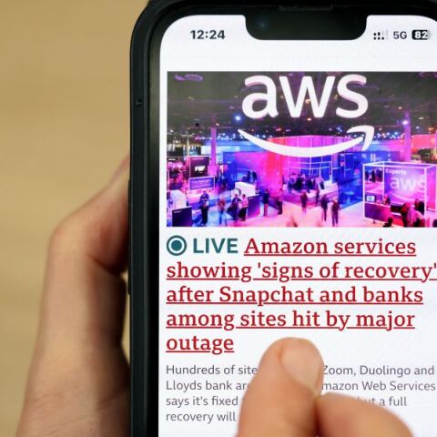 Η Amazon αποκάλυψε ότι σφάλμα σε αυτοματοποιημένο λογισμικό DNS προκάλεσε τη διακοπή υπηρεσιών σε πάνω από 2.000 εταιρείες παγκοσμίως.