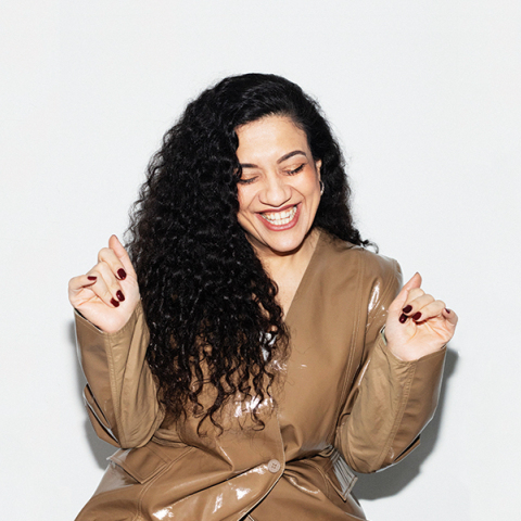 Ατένα Φαρροκζάντ: Η ποιήτρια που γεφυρώνει παραδόσεις