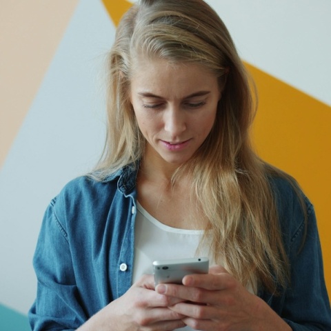 Γυναίκα που κοιτά στο κινητό της