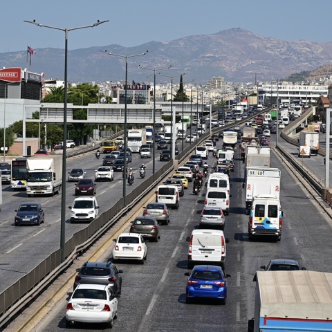 Αυτοκίνητα κολλημένα στην κίνηση