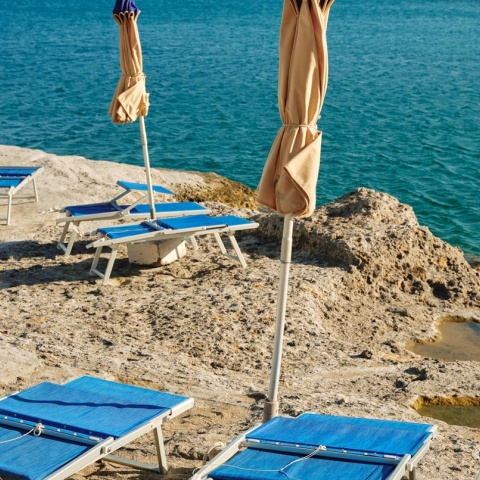 Ξαπλώστρες δίπλα σε παραλία