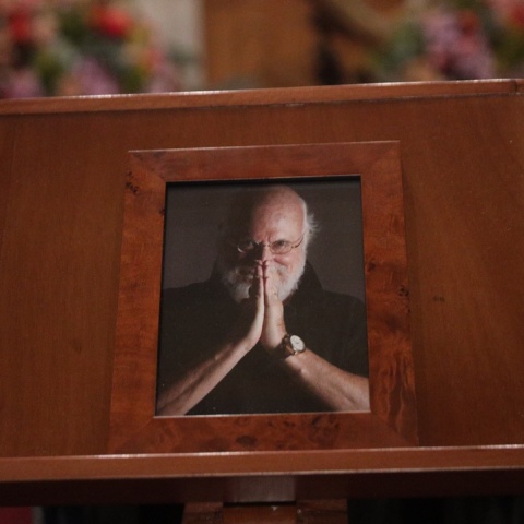 Σήμερα η κηδεία του Διονύση Σαββόπουλου - Στο παρεκκλήσι της Μητρόπολης η σορός του