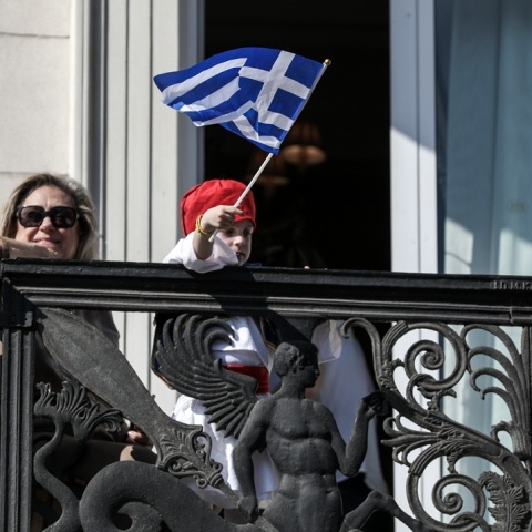 Παιδάκι με σημαία στο χέρι