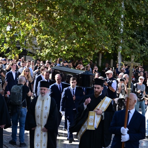 Κηδεία Διονύση Σαββόπουλου: Συγκίνηση στο τελευταίο αντίο στον σπουδαίο «Νιόνιο»