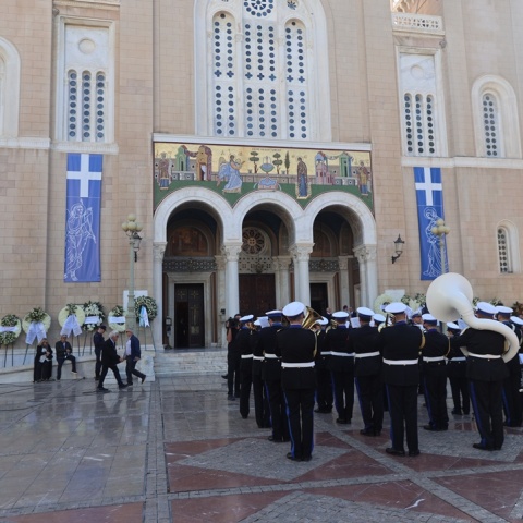 Στιγμιότυπο από τη Μητρόπολη Αθηνών όπου θα τελεστεί η κηδεία του Διονύση Σαββόπουλου