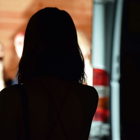 κορίτσι γυρισμένο πλάτη στον φωτογραφικό φακό